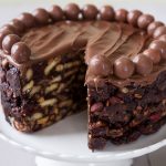 Chocolate Biscuit Cake | 4 Ingredient Eggless No Oven Cake Recipe | Eggless  Chocolate Cake Recipe - Cakepics.net