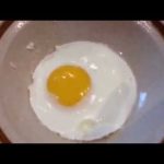 HOW TO MAKE AN EGG OVER EASY IN THE MICROWAVE. - YouTube