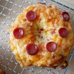 Baking Pizza Bagels with Salami | ichkocheheute.de