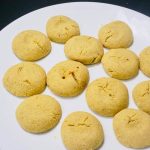 2 Minutes Wheat Biscuits in Microwave | Quick Biscuit Recipe in Microwave |  Aata Besan Biscottis - YouTube