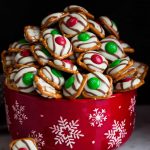 Pretzel M&M Hugs {Christmas Style} - Cooking Classy