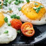High-Protein Breakfast: How To Make Fried Eggs In A Microwave (Recipe Video  Inside) - Pehal News