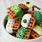 St. Patrick's Day Caramel Pretzel Bites Treats - Cupcake Diaries