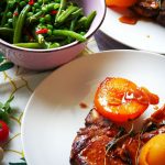 Pork chops with sweet peaches and garlic - PassionSpoon recipes