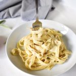 Easy Fettuccine Alfredo Recipe (Homemade with only 5 ingredients and less  than 30 minutes!)