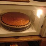 What Temperature should be set for baking Cakes in a Microwave oven?