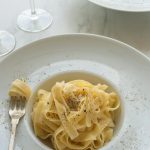 Easy Fettuccine Alfredo Recipe (Homemade with only 5 ingredients and less  than 30 minutes!)