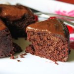 Microwave Eggless Chocolate Cake / How to Make Cake in Microwave / 5 Min - Chocolate  Cake - My 1000th Post - Yummy Tummy