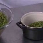 How long do you cook canned peas in the microwave?