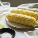 How To Microwave Corn On The Cob (Fast & Easy) - Hungry Huy